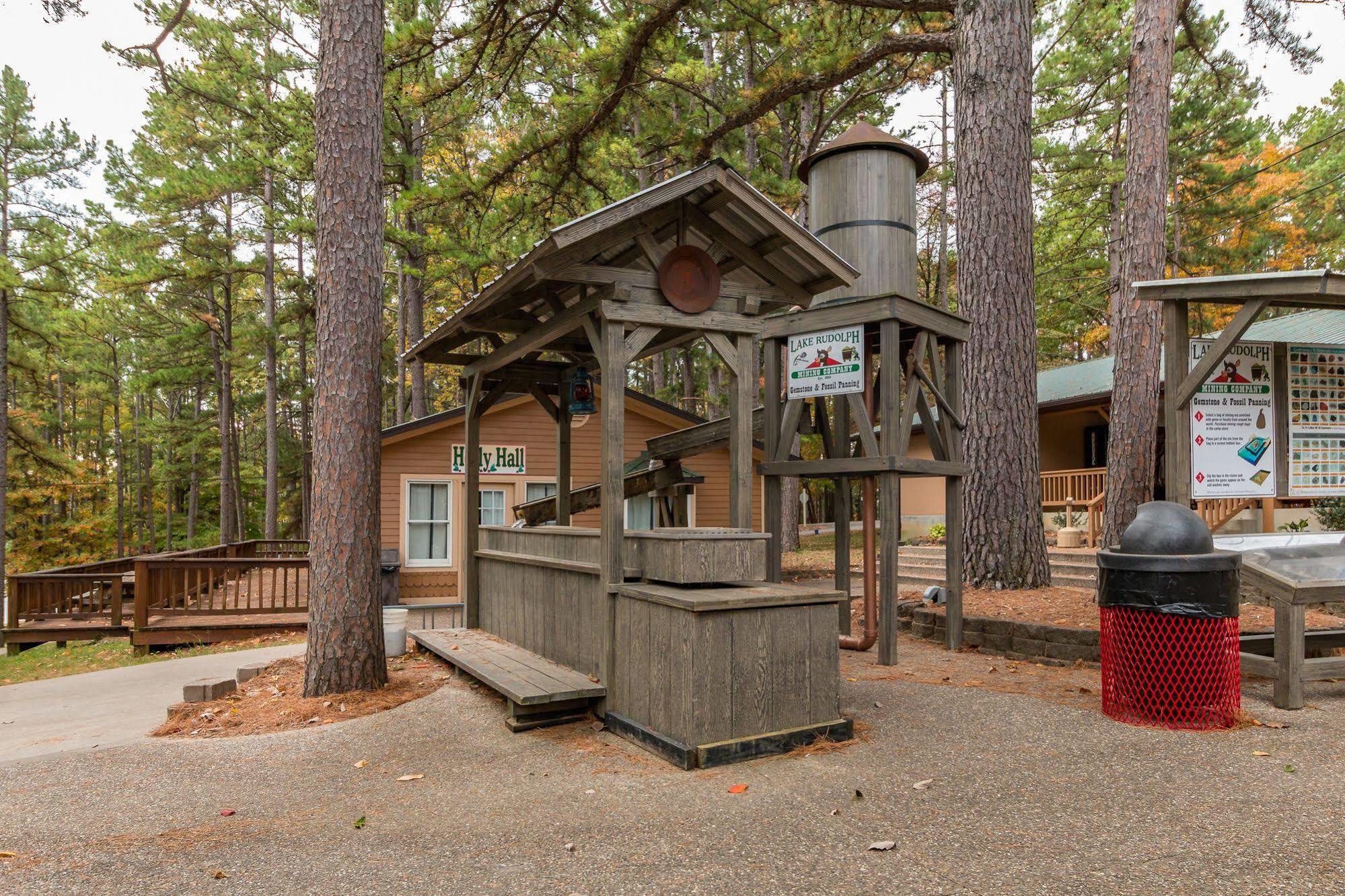Lake Rudolph Campground & Rv Resort Santa Claus Exterior photo