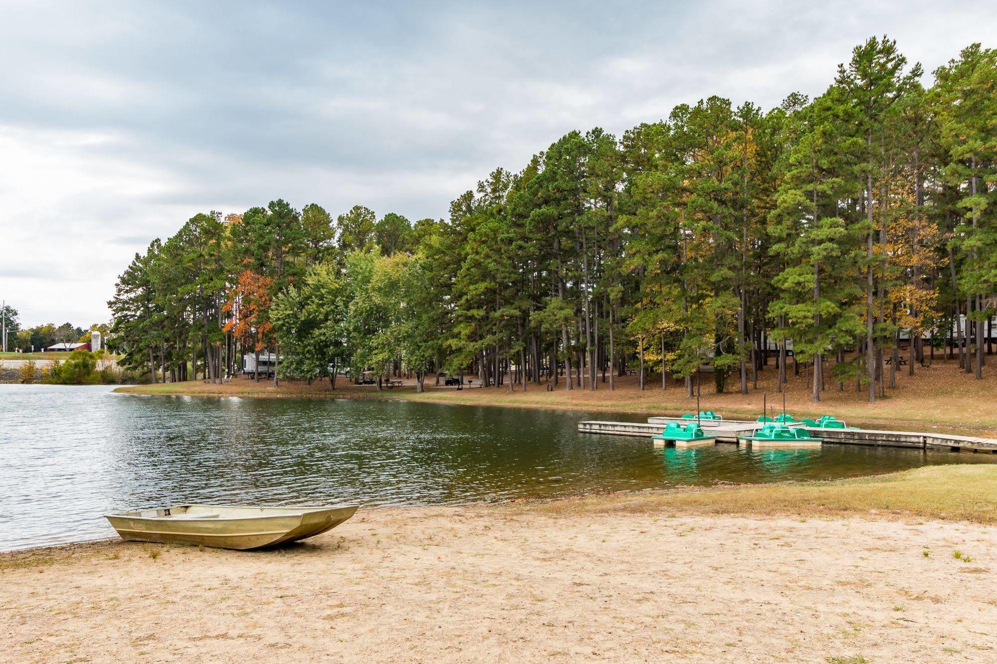 Lake Rudolph Campground & Rv Resort Santa Claus Exterior photo